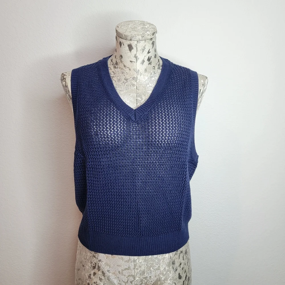 PINK Victoria's Secret Cambridge Knit Cropped Vest. - Picture 4 of 11